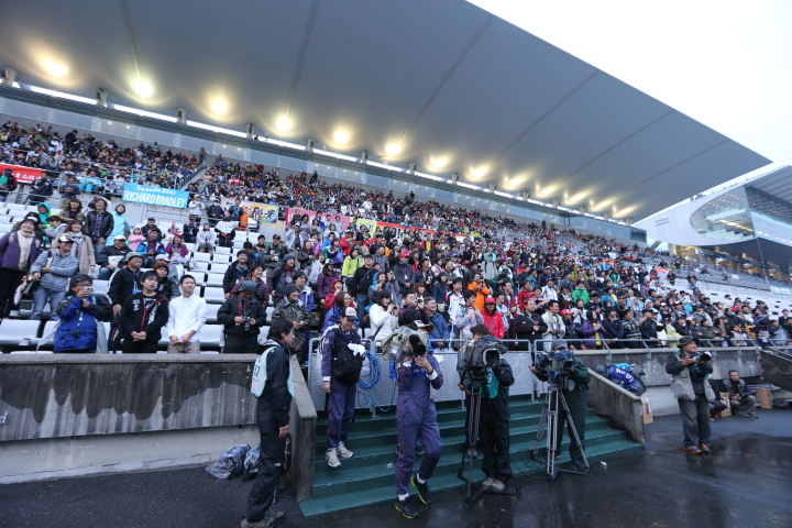 グランドフィナーレ: 選手をたたえるスタンドのファン