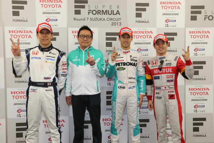 決勝レース2フォトセッション: トップ3と優勝チーム監督