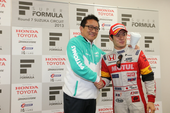 年間チャンピオンフォトセッション: ドライバーズチャンピオンの山本尚貴とチームチャンピオンの舘信秀監督