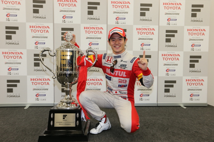 年間チャンピオンフォトセッション: 2013年度ドライバーズチャンピオンに輝いた山本尚貴