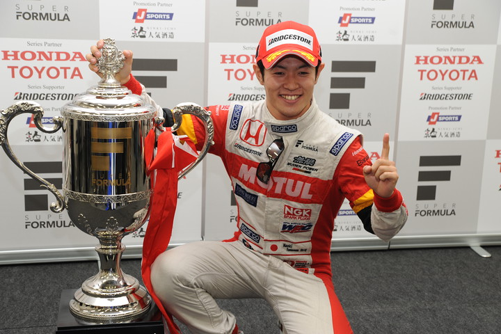 2013年ドライバーズチャンピオンを獲得した山本尚貴（無限）