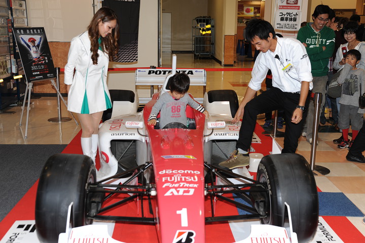 スマイル・キッズ at アピタ精華台店: 子供コックピット乗車体験