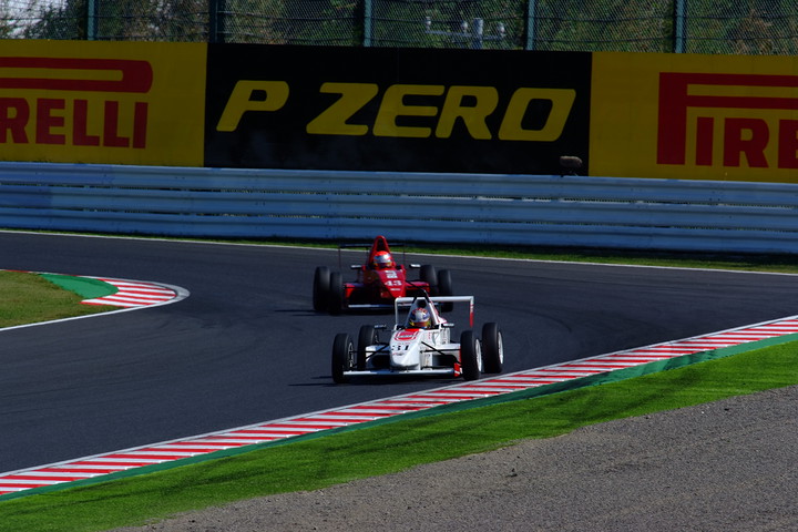 坂口夏月とスタートで3位に上がった山田真之亮との2位争い