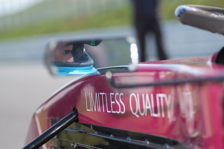 スターティンググリッド: ポールポジションの根本悠生（ZAP-SPEED WITH WILL-DO ED 10V）