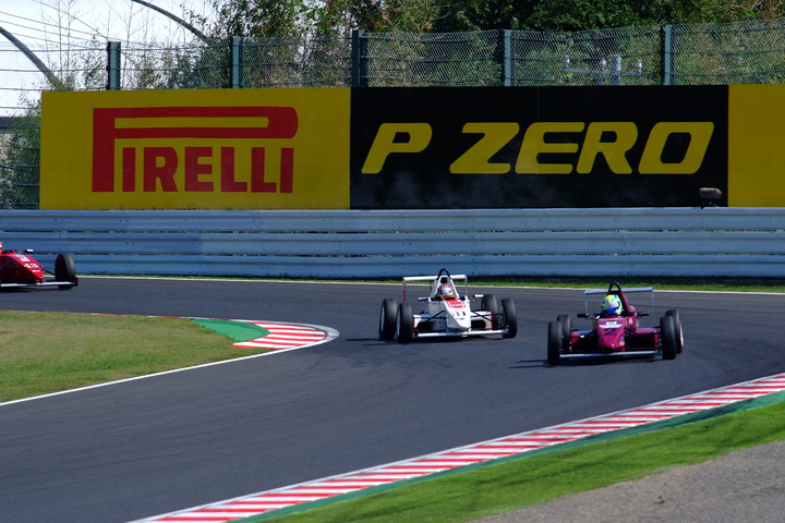 スタート直後、PPの根本悠生がトップに立ち直後に2位の坂口夏月が付ける