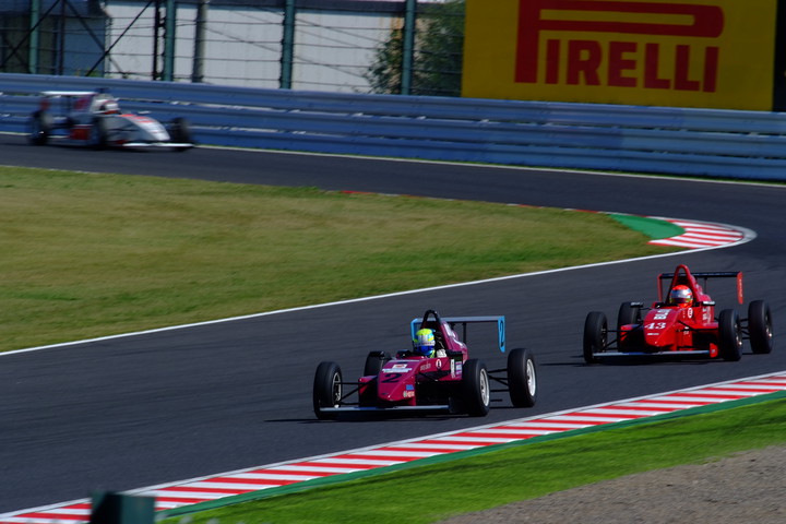 優勝して手を挙げる根本悠生（ZAP-SPEED WITH WILL-DO ED 10V）