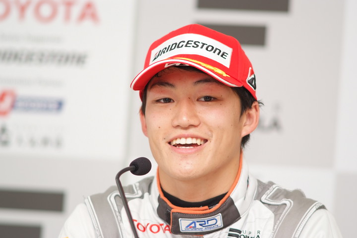 予選記者会見: ポールポジションの国本雄資（セルモ・インギング）