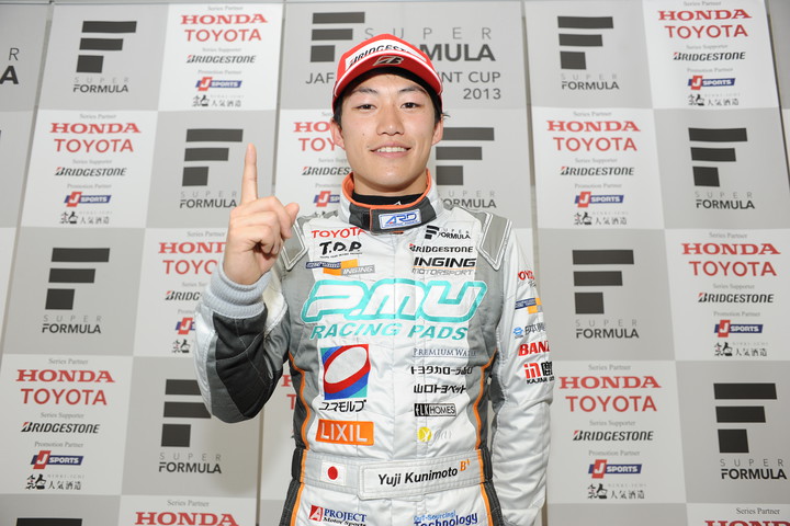 予選フォトセッション: ポールポジションを獲得した国本雄資（セルモ・インギング）