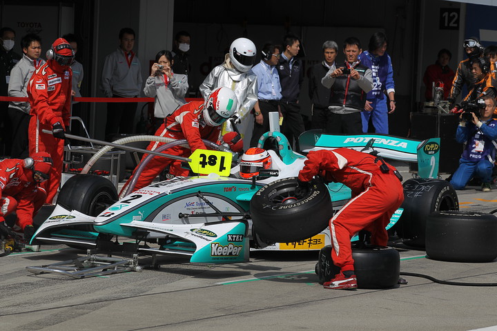 フリー走行2回目: 2位はジェームス・ロシター（トムス）