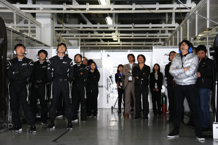 モニターを見上げるKONDO RACINGの面々