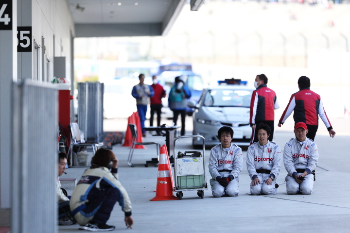 正座するDOCOMO TEAM DANDELION RACING