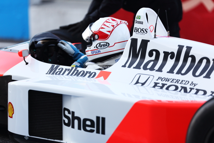 マクラーレンF1をドライブする中嶋悟監督