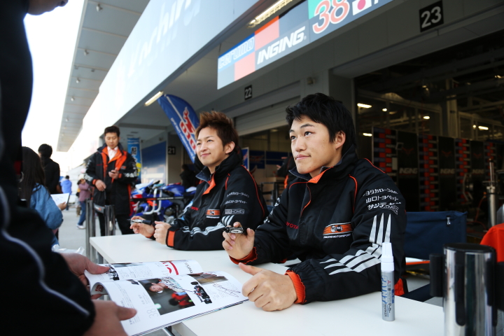 国本雄資と平手晃平（P.MU/CERUMO·INGING）