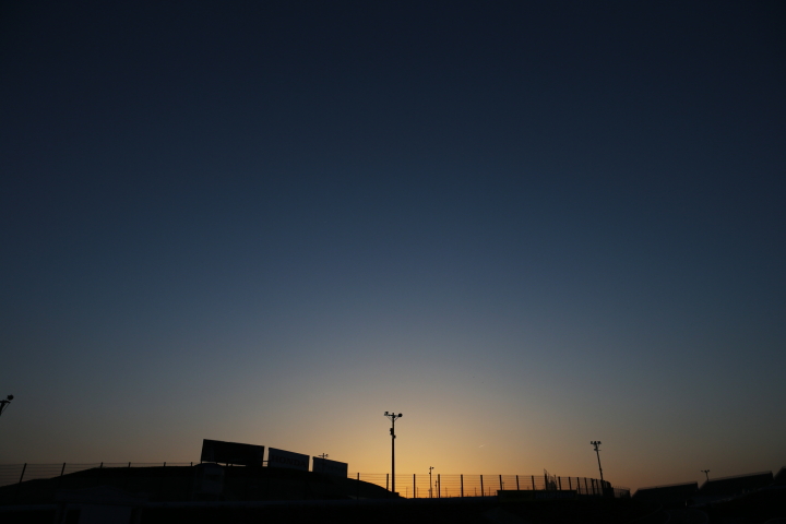 予選すんで日が暮れて