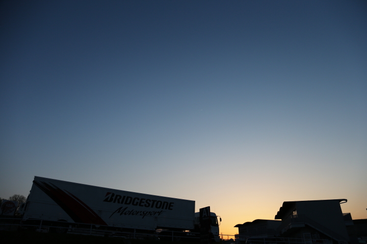 予選すんで日が暮れて