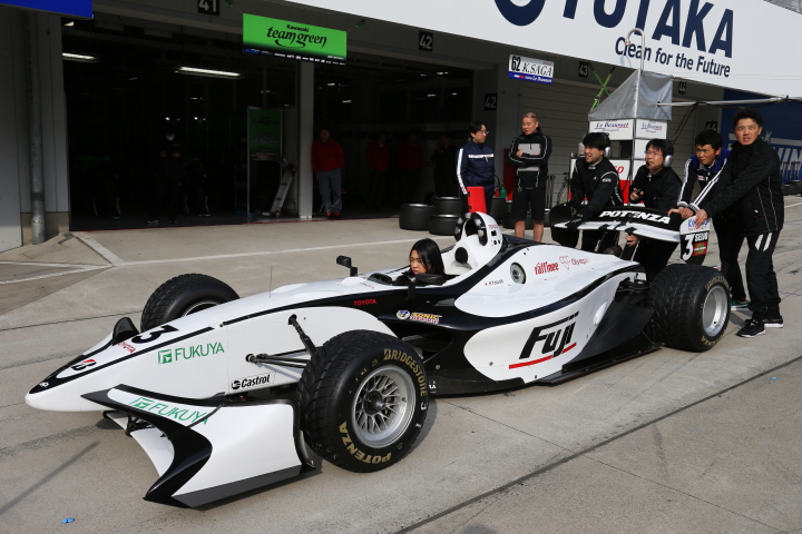 マシンを押すコンドーレーシングの面々