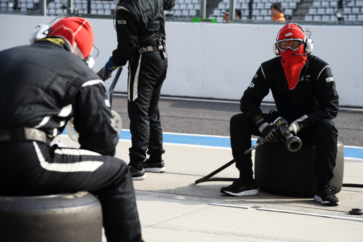 マシンを待つコンドーレーシングのタイヤ交換マン