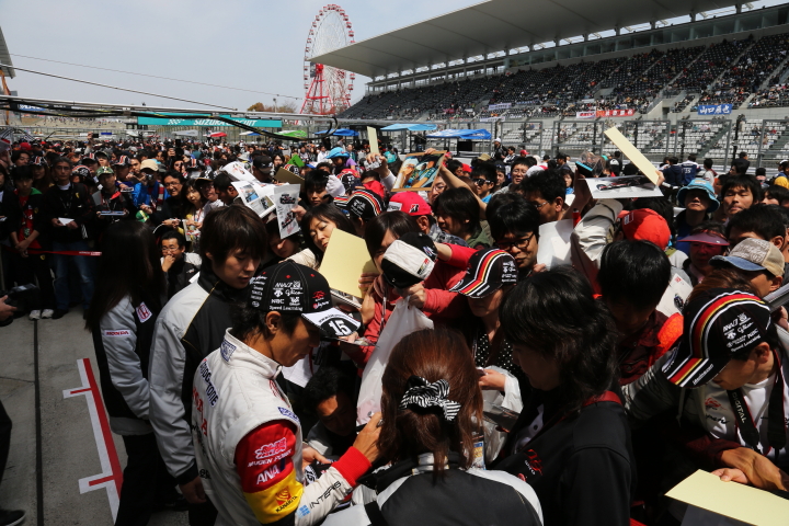 佐藤琢磨（TEAM 無限）とピットウォーク