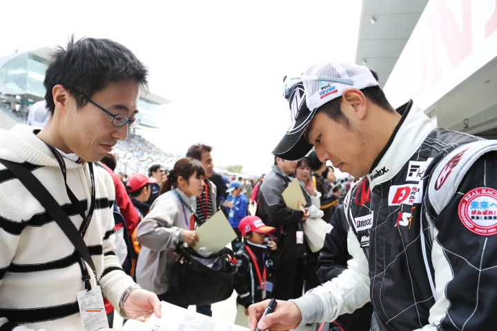 サインする中嶋一貴（PETRONAS TEAM TOM’S）