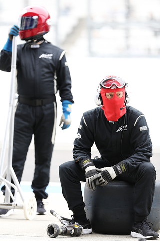 KONDO RACINGのタイヤ交換クルー