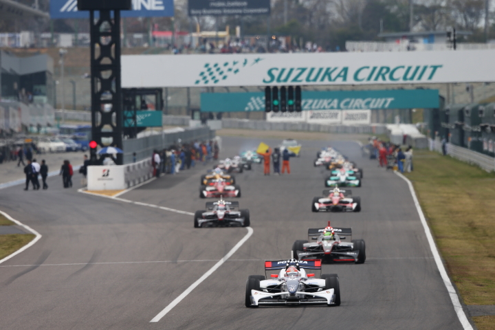 フォーメーションラップ開始