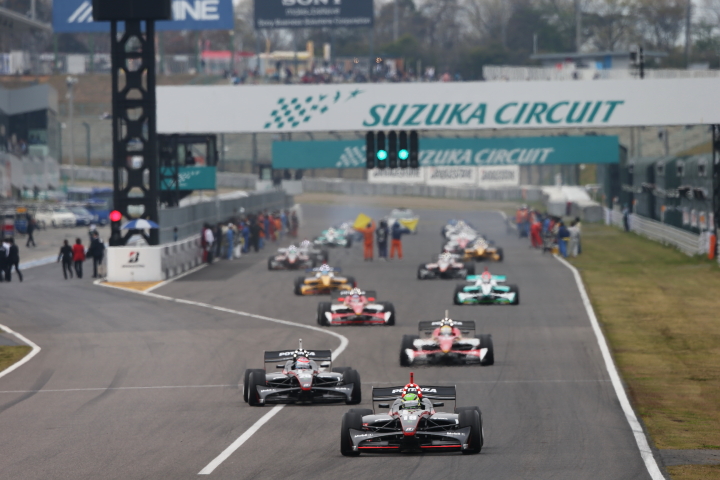 フォーメーションラップ開始