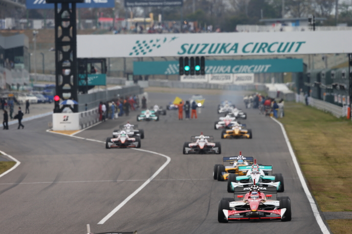 フォーメーションラップ開始