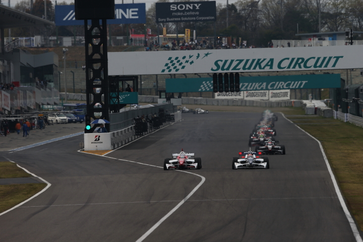 2周目1コーナーでの伊沢拓也 vs 小暮卓史