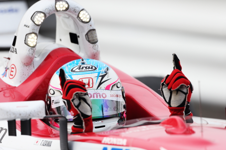 優勝して両手を突き上げる伊沢拓也（DOCOMO TEAM DANDELION RACING）