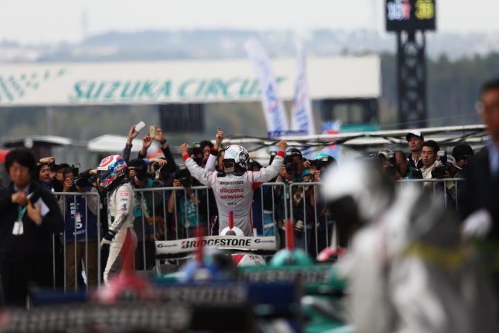 優勝してカメラマンに手を上げる伊沢拓也（DOCOMO TEAM DANDELION RACING）