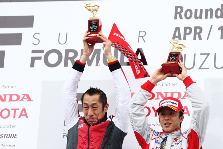 表彰式にて、伊沢拓也と村岡清監督（DOCOMO TEAM DANDELION RACING）