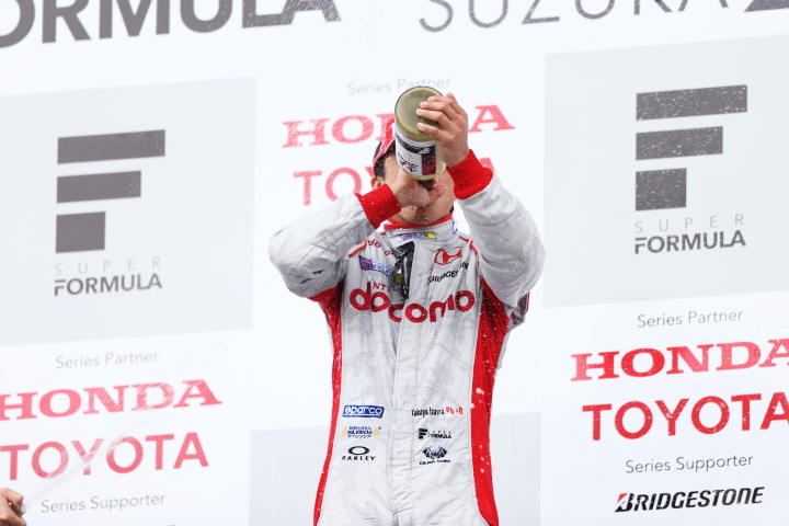 発泡日本酒を飲む優勝した伊沢拓也（DOCOMO TEAM DANDELION RACING）