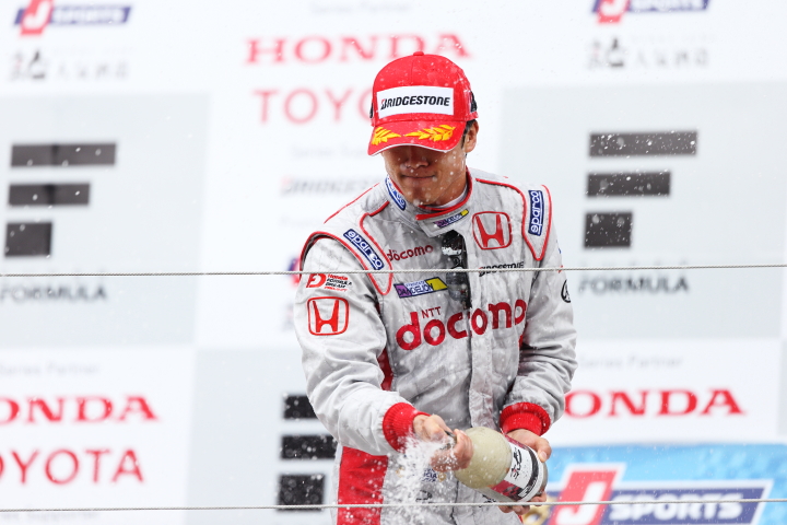 発泡日本酒ファイト！ 優勝の伊沢拓也（DOCOMO TEAM DANDELION RACING）