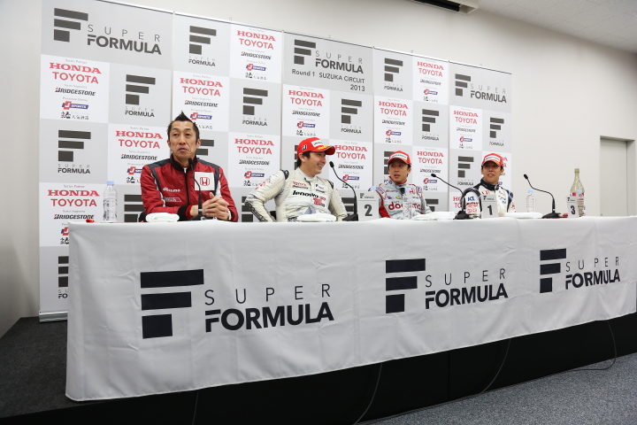 記者会見にて、上位3名と優勝チーム監督