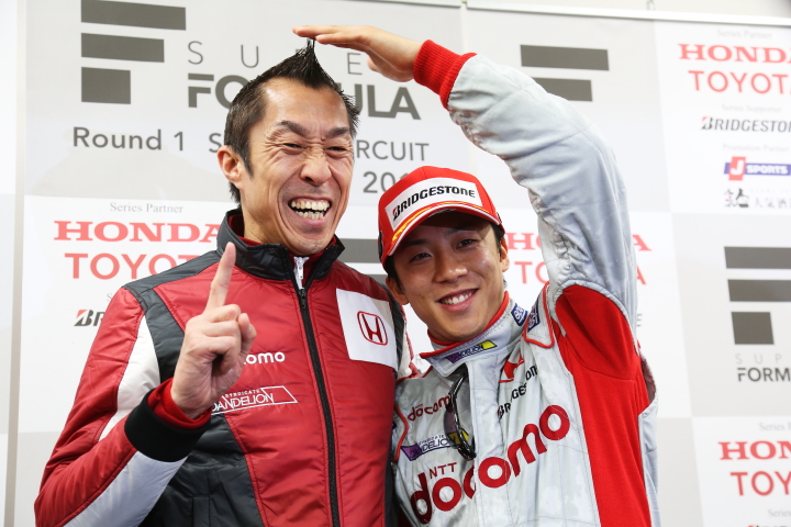 記者会見にて、村岡潔監督の妖怪アンテナ？！と優勝の伊沢拓也（DOCOMO TEAM DANDELION RACING）