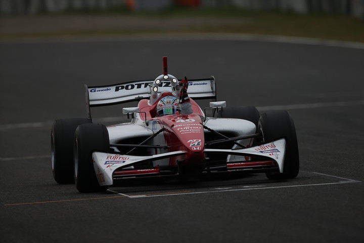 トップでゴールし、ガッツポーズの伊沢拓也（ダンディライアン）