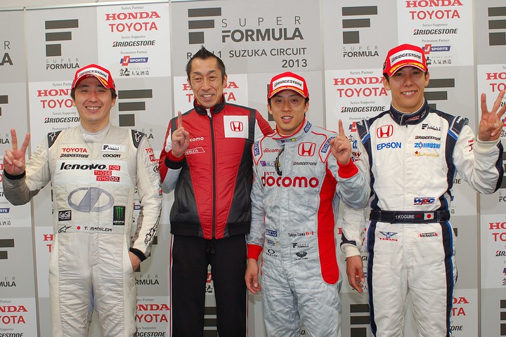 優勝記者会見: フォトセッションでのトップ3と優勝チーム監督