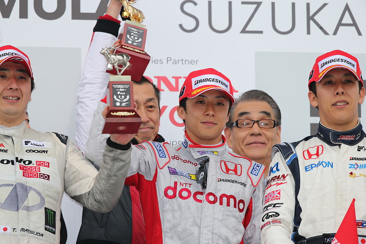 暫定表彰式でのトップ3とチーム監督