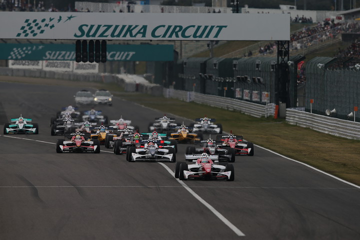 51周の決勝レースがスタートした