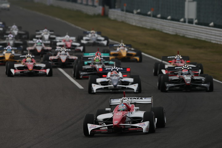 51周の決勝レースがスタートした