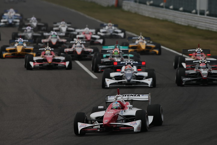 51周の決勝レースがスタートした