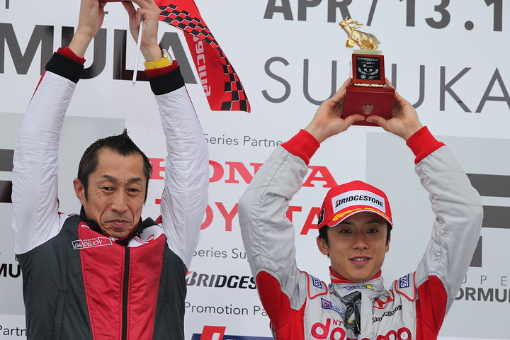 表彰台にて、伊沢拓也とチーム監督の村岡潔氏（ダンディライアン）