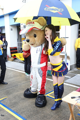 レースクイーンとクマ吉（トヨタ）