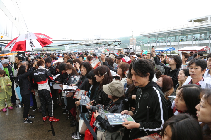 サインする安田裕信（KONDO RACING）