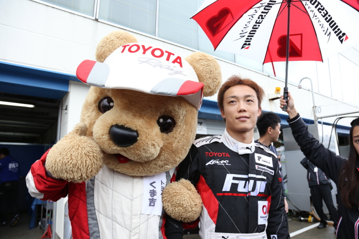 クマ吉（トヨタ）と安田裕信（KONDO RACING）
