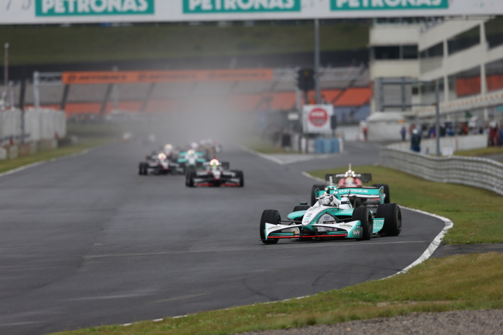 アンドレ・ロッテラー（PETRONAS TEAM TOM’S）がトップでレースは始まった