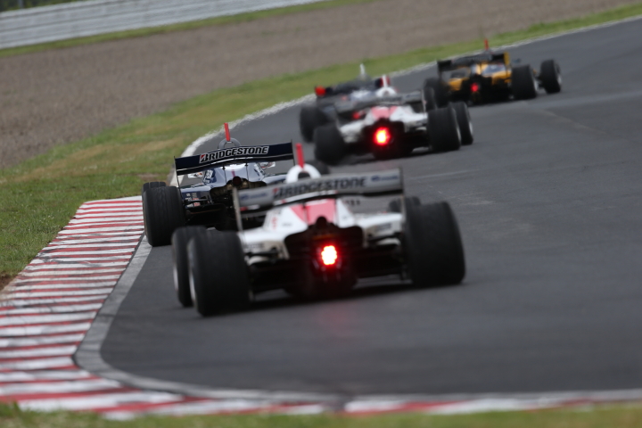 1コーナーを立ち上がり2コーナーへ向かう