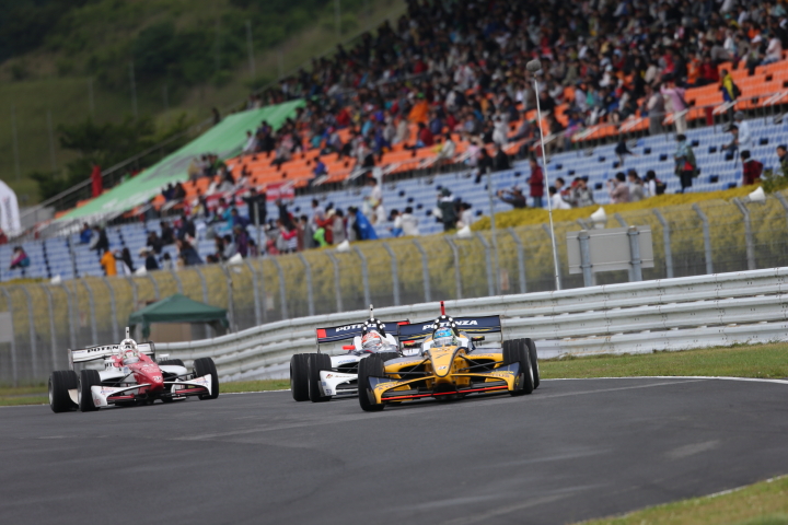 平川亮（KYGNUS SUNOCO Team LeMans）を先頭とする中段グループ