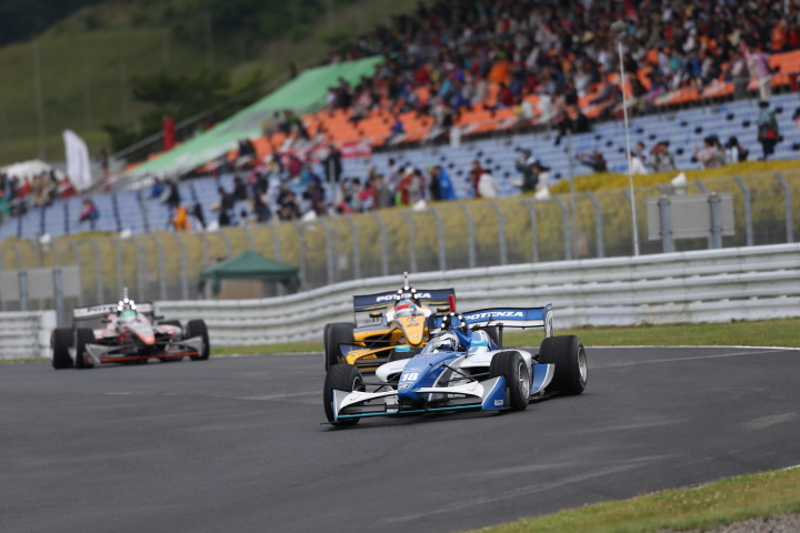 リチャード・ブラッドレ―（KCMG）を先頭とする後方グループ