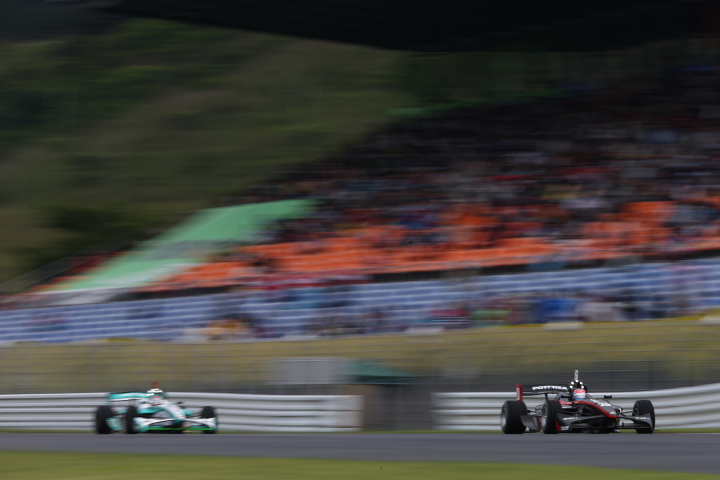 松田次生（Lenovo TEAM IMPUL）を追う中嶋一貴（PETRONAS TEAM TOM’S）